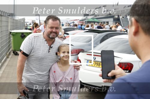 Zandvoort 18 mei 2022
Frans Duijts en andere manne rijden met hun mooie auto voor stichting zorgeloos kind op circuitpark Zandvoort. Frans rijdt in een McLaren cabrio