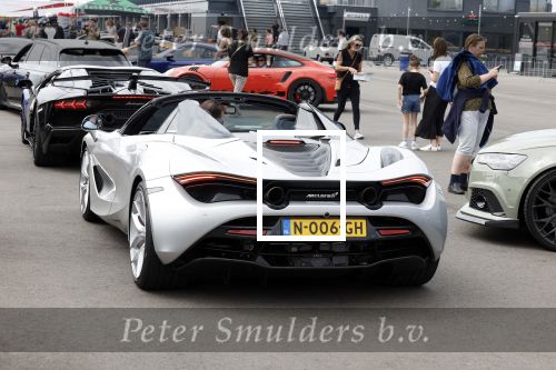 Zandvoort 18 mei 2022
Frans Duijts en andere manne rijden met hun mooie auto voor stichting zorgeloos kind op circuitpark Zandvoort. Frans rijdt in een McLaren cabrio