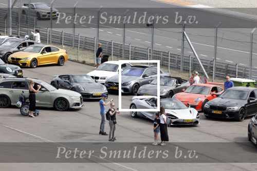 Zandvoort 18 mei 2022
Frans Duijts en andere manne rijden met hun mooie auto voor stichting zorgeloos kind op circuitpark Zandvoort. Frans rijdt in een McLaren cabrio