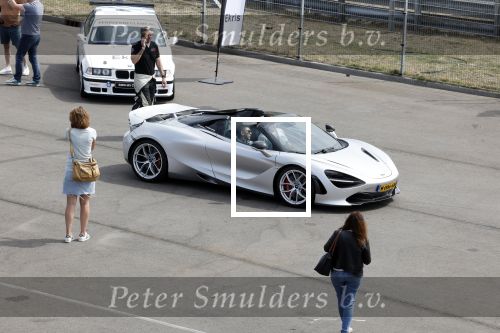 Zandvoort 18 mei 2022
Frans Duijts en andere manne rijden met hun mooie auto voor stichting zorgeloos kind op circuitpark Zandvoort. Frans rijdt in een McLaren cabrio