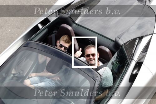 Zandvoort 18 mei 2022
Frans Duijts en andere manne rijden met hun mooie auto voor stichting zorgeloos kind op circuitpark Zandvoort. Frans rijdt in een McLaren cabrio