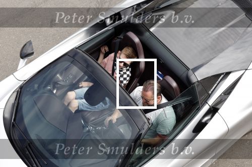Zandvoort 18 mei 2022
Frans Duijts en andere manne rijden met hun mooie auto voor stichting zorgeloos kind op circuitpark Zandvoort. Frans rijdt in een McLaren cabrio
