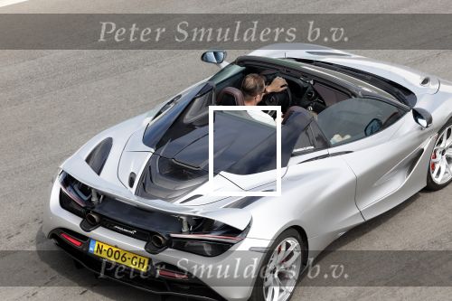 Zandvoort 18 mei 2022
Frans Duijts en andere manne rijden met hun mooie auto voor stichting zorgeloos kind op circuitpark Zandvoort. Frans rijdt in een McLaren cabrio