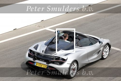 Zandvoort 18 mei 2022
Frans Duijts en andere manne rijden met hun mooie auto voor stichting zorgeloos kind op circuitpark Zandvoort. Frans rijdt in een McLaren cabrio