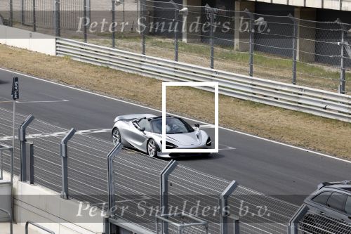 Zandvoort 18 mei 2022
Frans Duijts en andere manne rijden met hun mooie auto voor stichting zorgeloos kind op circuitpark Zandvoort. Frans rijdt in een McLaren cabrio
