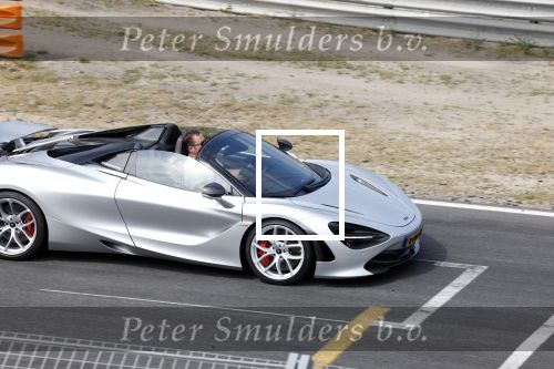 Zandvoort 18 mei 2022
Frans Duijts en andere manne rijden met hun mooie auto voor stichting zorgeloos kind op circuitpark Zandvoort. Frans rijdt in een McLaren cabrio