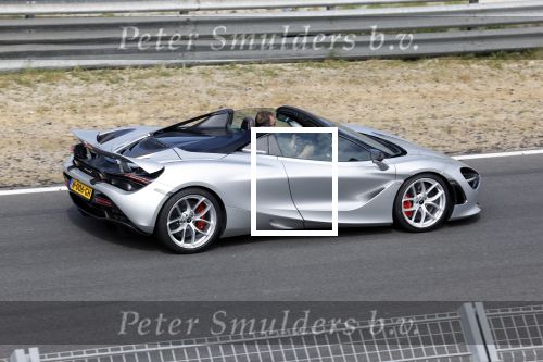 Zandvoort 18 mei 2022
Frans Duijts en andere manne rijden met hun mooie auto voor stichting zorgeloos kind op circuitpark Zandvoort. Frans rijdt in een McLaren cabrio