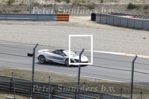 Zandvoort 18 mei 2022
Frans Duijts en andere manne rijden met hun mooie auto voor stichting zorgeloos kind op circuitpark Zandvoort. Frans rijdt in een McLaren cabrio