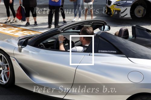 Zandvoort 18 mei 2022
Frans Duijts en andere manne rijden met hun mooie auto voor stichting zorgeloos kind op circuitpark Zandvoort. Frans rijdt in een McLaren cabrio