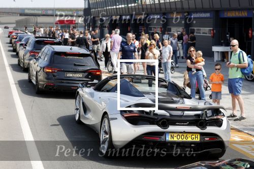Zandvoort 18 mei 2022
Frans Duijts en andere manne rijden met hun mooie auto voor stichting zorgeloos kind op circuitpark Zandvoort. Frans rijdt in een McLaren cabrio