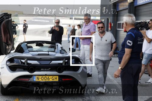 Zandvoort 18 mei 2022
Frans Duijts en andere manne rijden met hun mooie auto voor stichting zorgeloos kind op circuitpark Zandvoort. Frans rijdt in een McLaren cabrio