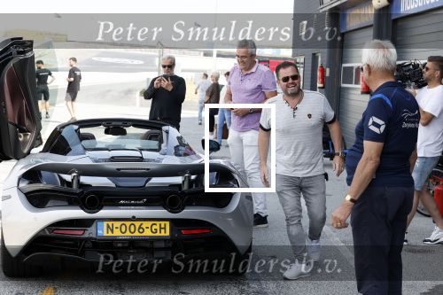 Zandvoort 18 mei 2022
Frans Duijts en andere manne rijden met hun mooie auto voor stichting zorgeloos kind op circuitpark Zandvoort. Frans rijdt in een McLaren cabrio