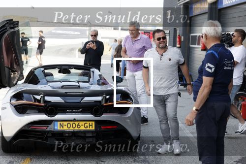 Zandvoort 18 mei 2022
Frans Duijts en andere manne rijden met hun mooie auto voor stichting zorgeloos kind op circuitpark Zandvoort. Frans rijdt in een McLaren cabrio