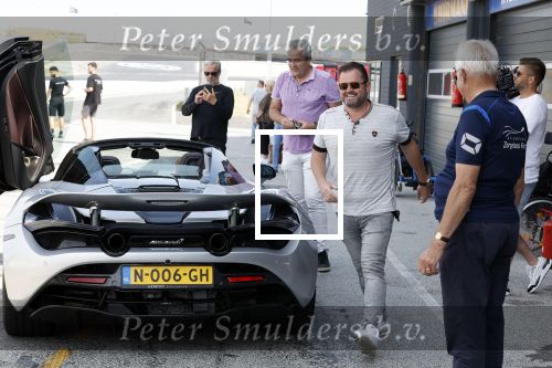 Zandvoort 18 mei 2022
Frans Duijts en andere manne rijden met hun mooie auto voor stichting zorgeloos kind op circuitpark Zandvoort. Frans rijdt in een McLaren cabrio