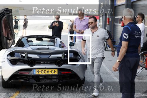 Zandvoort 18 mei 2022
Frans Duijts en andere manne rijden met hun mooie auto voor stichting zorgeloos kind op circuitpark Zandvoort. Frans rijdt in een McLaren cabrio