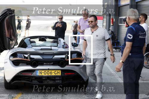 Zandvoort 18 mei 2022
Frans Duijts en andere manne rijden met hun mooie auto voor stichting zorgeloos kind op circuitpark Zandvoort. Frans rijdt in een McLaren cabrio