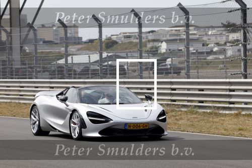 Zandvoort 18 mei 2022
Frans Duijts en andere manne rijden met hun mooie auto voor stichting zorgeloos kind op circuitpark Zandvoort. Frans rijdt in een McLaren cabrio