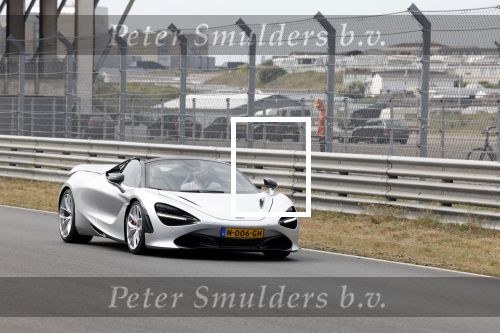 Zandvoort 18 mei 2022
Frans Duijts en andere manne rijden met hun mooie auto voor stichting zorgeloos kind op circuitpark Zandvoort. Frans rijdt in een McLaren cabrio