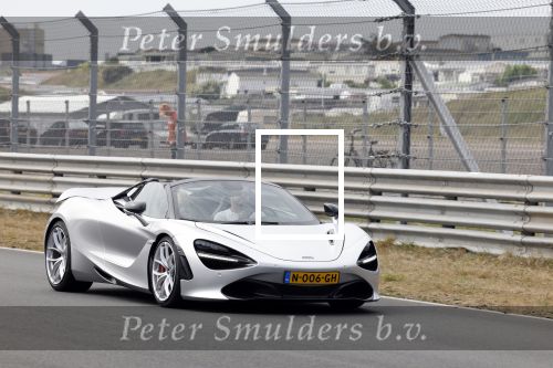 Zandvoort 18 mei 2022
Frans Duijts en andere manne rijden met hun mooie auto voor stichting zorgeloos kind op circuitpark Zandvoort. Frans rijdt in een McLaren cabrio