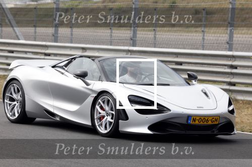 Zandvoort 18 mei 2022
Frans Duijts en andere manne rijden met hun mooie auto voor stichting zorgeloos kind op circuitpark Zandvoort. Frans rijdt in een McLaren cabrio
