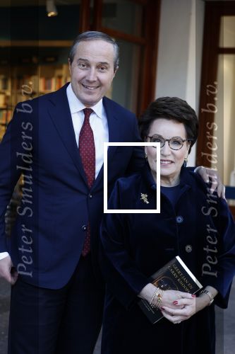Den Haag 1 juni 2022
Carry Knoops en haar man Geert Jan Knoops bij boekhandel in Den Haag