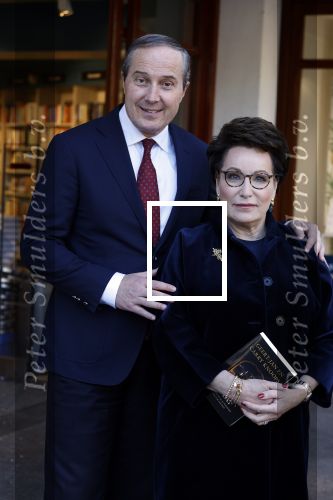 Den Haag 1 juni 2022
Carry Knoops en haar man Geert Jan Knoops bij boekhandel in Den Haag