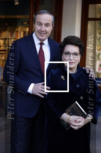 Den Haag 1 juni 2022
Carry Knoops en haar man Geert Jan Knoops bij boekhandel in Den Haag