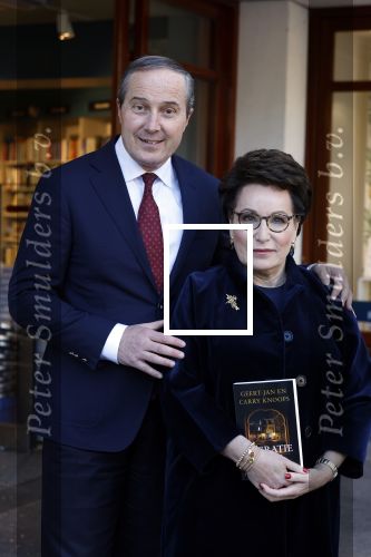 Den Haag 1 juni 2022
Carry Knoops en haar man Geert Jan Knoops bij boekhandel in Den Haag