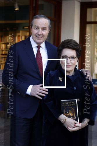 Den Haag 1 juni 2022
Carry Knoops en haar man Geert Jan Knoops bij boekhandel in Den Haag