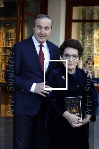 Den Haag 1 juni 2022
Carry Knoops en haar man Geert Jan Knoops bij boekhandel in Den Haag