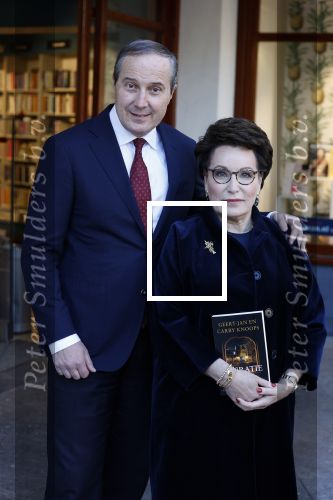 Den Haag 1 juni 2022
Carry Knoops en haar man Geert Jan Knoops bij boekhandel in Den Haag
