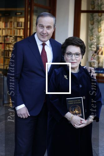 Den Haag 1 juni 2022
Carry Knoops en haar man Geert Jan Knoops bij boekhandel in Den Haag