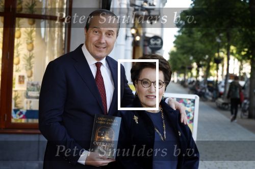 Den Haag 1 juni 2022
Carry Knoops en haar man Geert Jan Knoops bij boekhandel in Den Haag