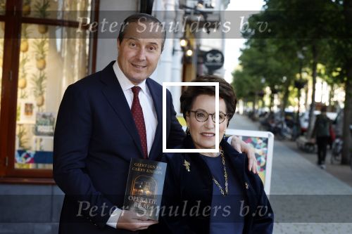 Den Haag 1 juni 2022
Carry Knoops en haar man Geert Jan Knoops bij boekhandel in Den Haag