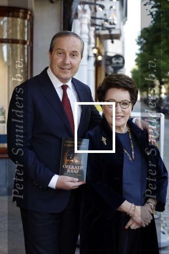 Den Haag 1 juni 2022
Carry Knoops en haar man Geert Jan Knoops bij boekhandel in Den Haag