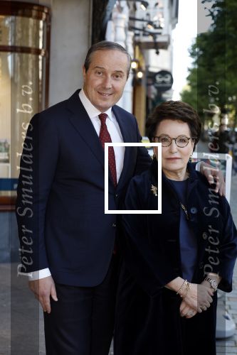Den Haag 1 juni 2022
Carry Knoops en haar man Geert Jan Knoops bij boekhandel in Den Haag