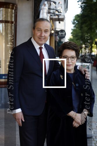 Den Haag 1 juni 2022
Carry Knoops en haar man Geert Jan Knoops bij boekhandel in Den Haag