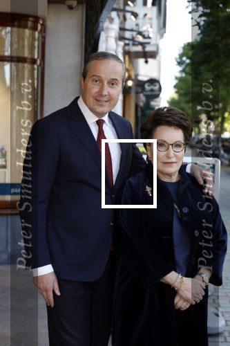 Den Haag 1 juni 2022
Carry Knoops en haar man Geert Jan Knoops bij boekhandel in Den Haag