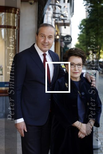 Den Haag 1 juni 2022
Carry Knoops en haar man Geert Jan Knoops bij boekhandel in Den Haag
