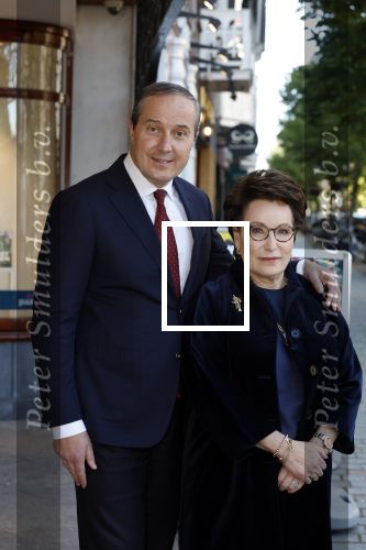 Den Haag 1 juni 2022
Carry Knoops en haar man Geert Jan Knoops bij boekhandel in Den Haag