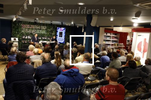 Den Haag 1 juni 2022
Carry Knoops en haar man Geert Jan Knoops bij boekhandel in Den Haag