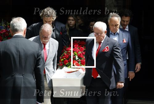 Laren 2 juni 2022
Begrafenis / dienst van Willibrord Frequin in de Sint Jansbasiliek in Laren . oa Aad Ouborg Louis Frequin en Guido Maas droegen de kist