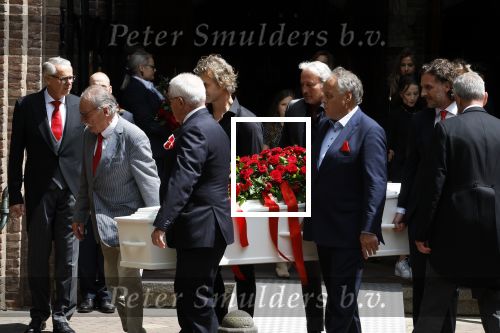 Laren 2 juni 2022
Begrafenis / dienst van Willibrord Frequin in de Sint Jansbasiliek in Laren . oa Aad Ouborg Louis Frequin en Guido Maas droegen de kist