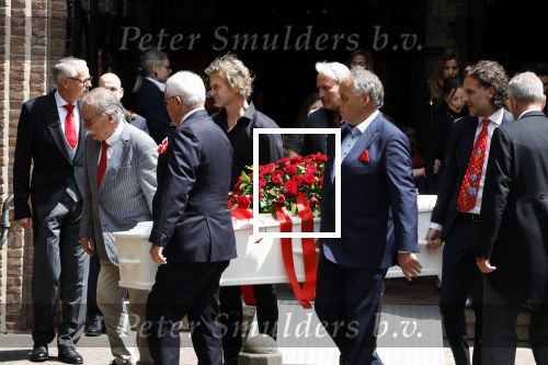 Laren 2 juni 2022
Begrafenis / dienst van Willibrord Frequin in de Sint Jansbasiliek in Laren . oa Aad Ouborg Louis Frequin en Guido Maas droegen de kist