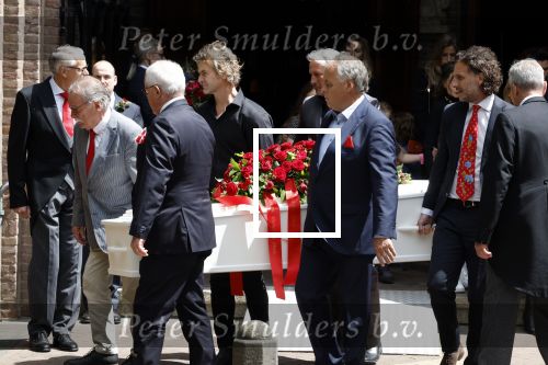 Laren 2 juni 2022
Begrafenis / dienst van Willibrord Frequin in de Sint Jansbasiliek in Laren . oa Aad Ouborg Louis Frequin en Guido Maas droegen de kist