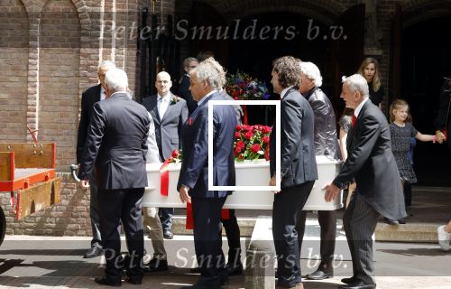 Laren 2 juni 2022
Begrafenis / dienst van Willibrord Frequin in de Sint Jansbasiliek in Laren . oa Aad Ouborg Louis Frequin en Guido Maas droegen de kist