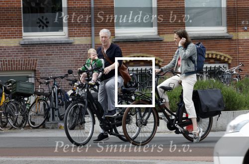 Amsterdam 28 mei 2022
Hajo Bruins met vriendin en dochtertje op de fiets in Amsterdam zuid.