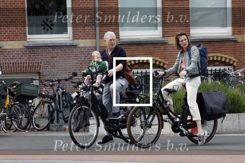 Amsterdam 28 mei 2022
Hajo Bruins met vriendin en dochtertje op de fiets in Amsterdam zuid.