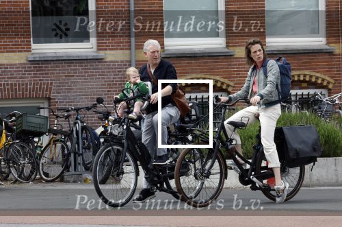 Amsterdam 28 mei 2022
Hajo Bruins met vriendin en dochtertje op de fiets in Amsterdam zuid.
