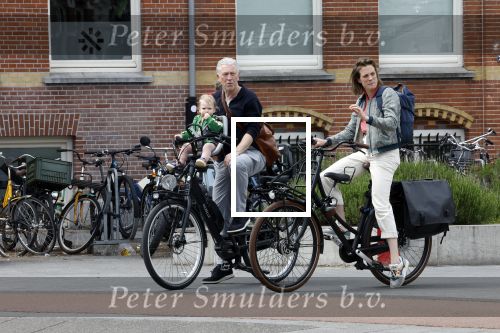 Amsterdam 28 mei 2022
Hajo Bruins met vriendin en dochtertje op de fiets in Amsterdam zuid.